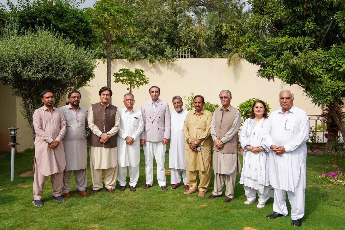 SyedMAliShah_'s tweet photo. اسلام آباد: پاکستان پیپلزپارٹی کے چیئرمین بلاول بھٹو زرداری نے خیبرپختونخوا سے تعلق رکھنے والے قومی وطن پارٹی کے سینئر نائب صدر سید فیاض علی شاہ سے اپنے پشاور سٹی کے تمام تنظیمی عہدیداران کے ہمراہ پی پی پی میں شمولیت کے بعد زرداری ہاؤس میں ملاقات کی، چیئرمین بلاول بھٹو زرداری کے ہمراہ نیر بخاری، صوبائ صدر خیبرپختونخواہ سید محمد علی شاہ باچا، سید ظاہر شاہ اور روبینہ خالد بھی موجود تھے۔
@BBhuttoZardari @RubinakhalidPPP