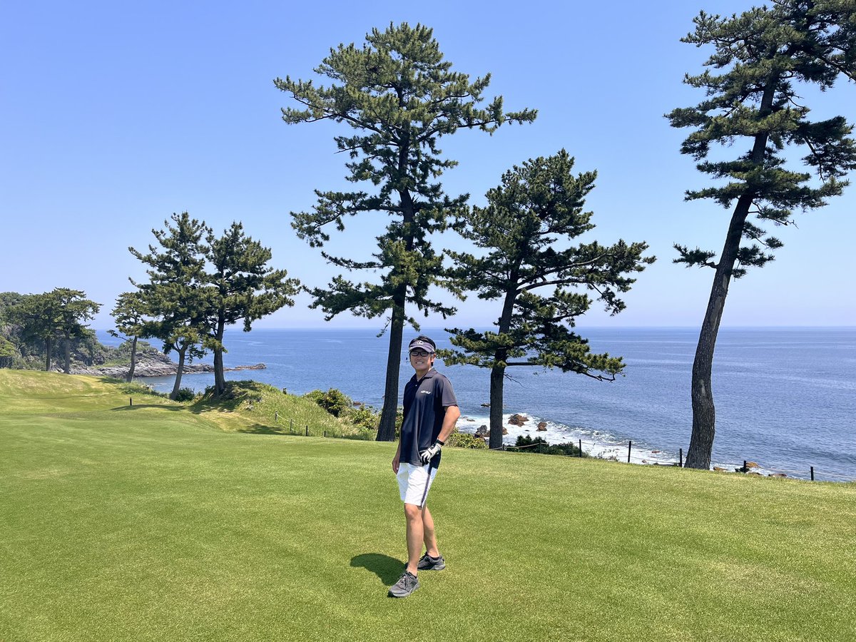 GT3ATSU's tweet photo. 川奈でゴルフ⛳️
ここでやれるだけ幸せと思わないと✨
スコアじゃないものがここにはある🔥
言い訳じゃないけど🤣
でも群馬からだと、海の見えるゴルフ場は神です🤩
#川奈ホテル
#川奈富士コース
#ゴルファーの聖地 https://t.co/T7A2Ef7vCA