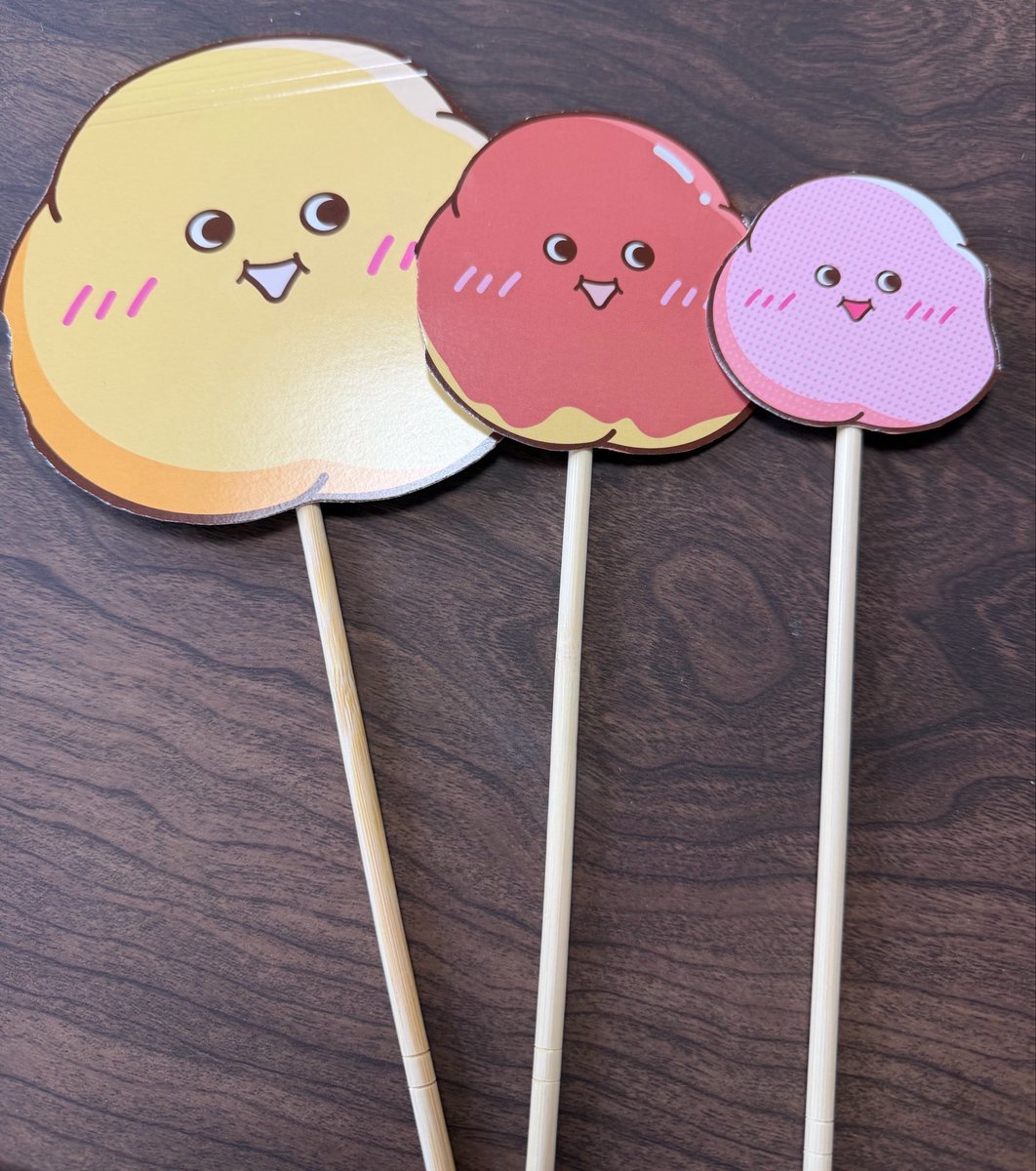 badunyanco's tweet photo. もっちゅりんの箱で簡易おもちゃ作った🤣
棒だから危ないから赤ちゃんには持たせて上げれないけど、もっちゅりんでいないいないばあとかこんにちはって話しかけたりするとめっちゃ喜ぶ🥹笑 https://t.co/kmOxEJrki5