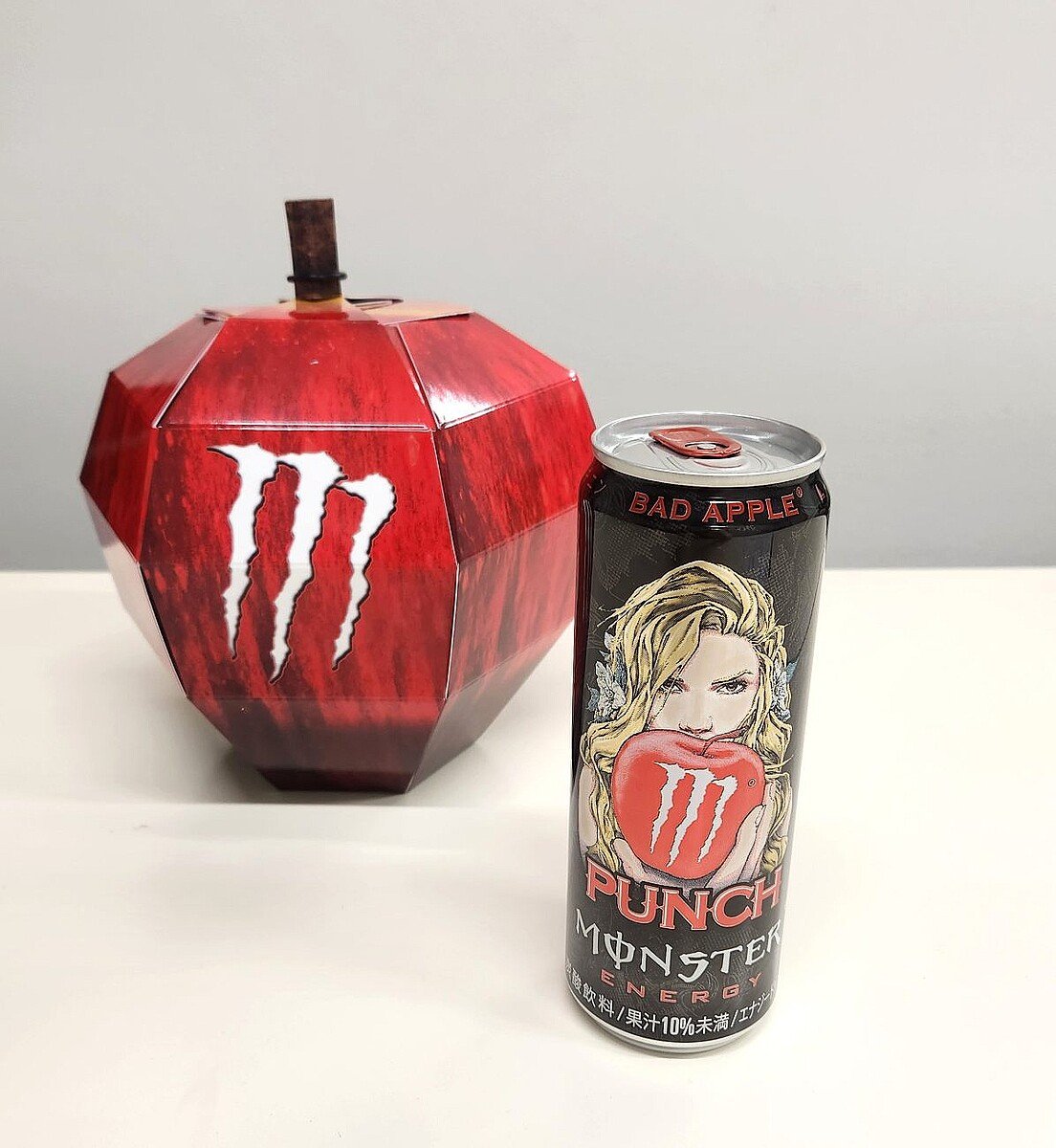 livedoornews's tweet photo. 【🍎】「モンスター バッドアップル」発売、果汁シリーズ初のアップルフレーバー
https://t.co/29f4Lz0cKm

6月30日、モンスターエナジーの新商品「モンスター バッドアップル」が発売された。アップルフレーバーを採用し、果汁入りで、すっきりとしたドライな味わいが特徴。 https://t.co/Y6s7cZfGv4
