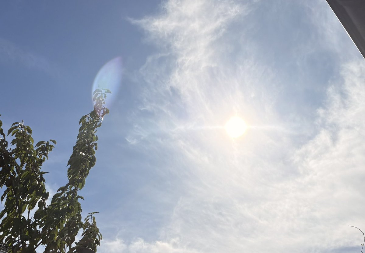 SaskiaHeijden's tweet photo. Dus de afgelopen jaren, creëert men zelf de opwarming van de aarde door chemicaliën in de lucht te spuiten door vliegtuigen, om vervolgens te beweren dat men dezelfde technieken in wil zetten om de aarde af te koelen tegen klimaatverandering.

Dat is het kunstje wat men flikt! https://t.co/xOV5GNoTAM