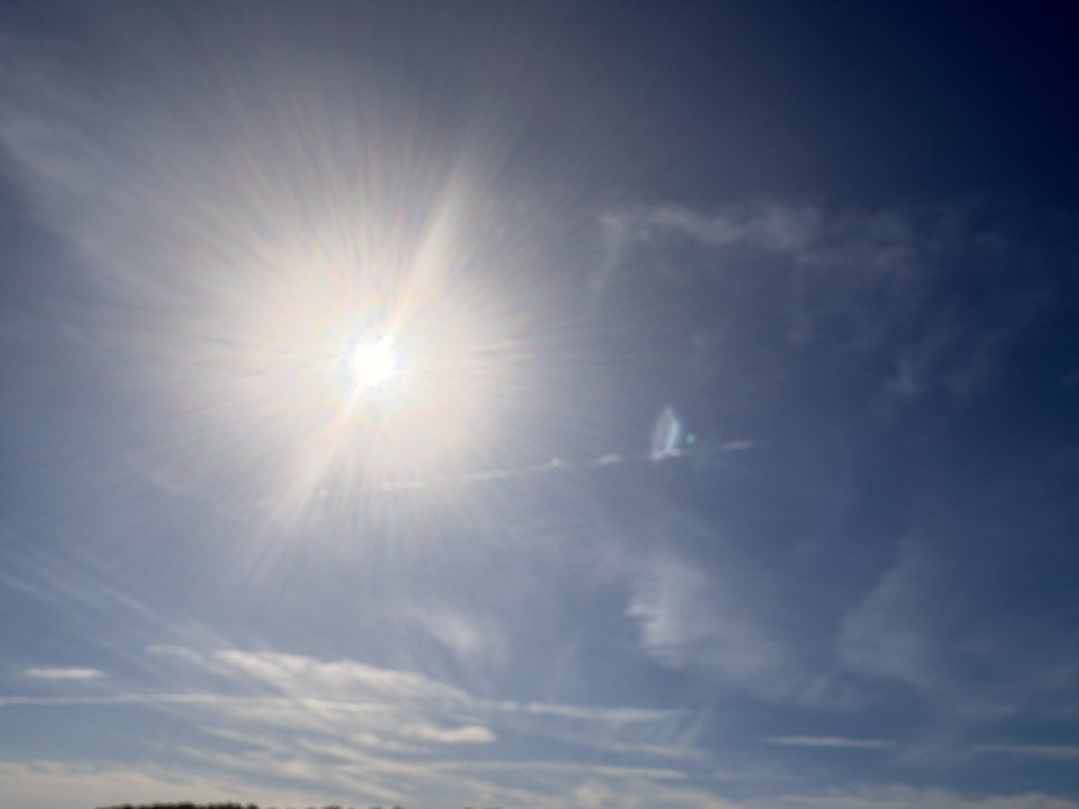 SaskiaHeijden's tweet photo. Dus de afgelopen jaren, creëert men zelf de opwarming van de aarde door chemicaliën in de lucht te spuiten door vliegtuigen, om vervolgens te beweren dat men dezelfde technieken in wil zetten om de aarde af te koelen tegen klimaatverandering.

Dat is het kunstje wat men flikt! https://t.co/xOV5GNoTAM