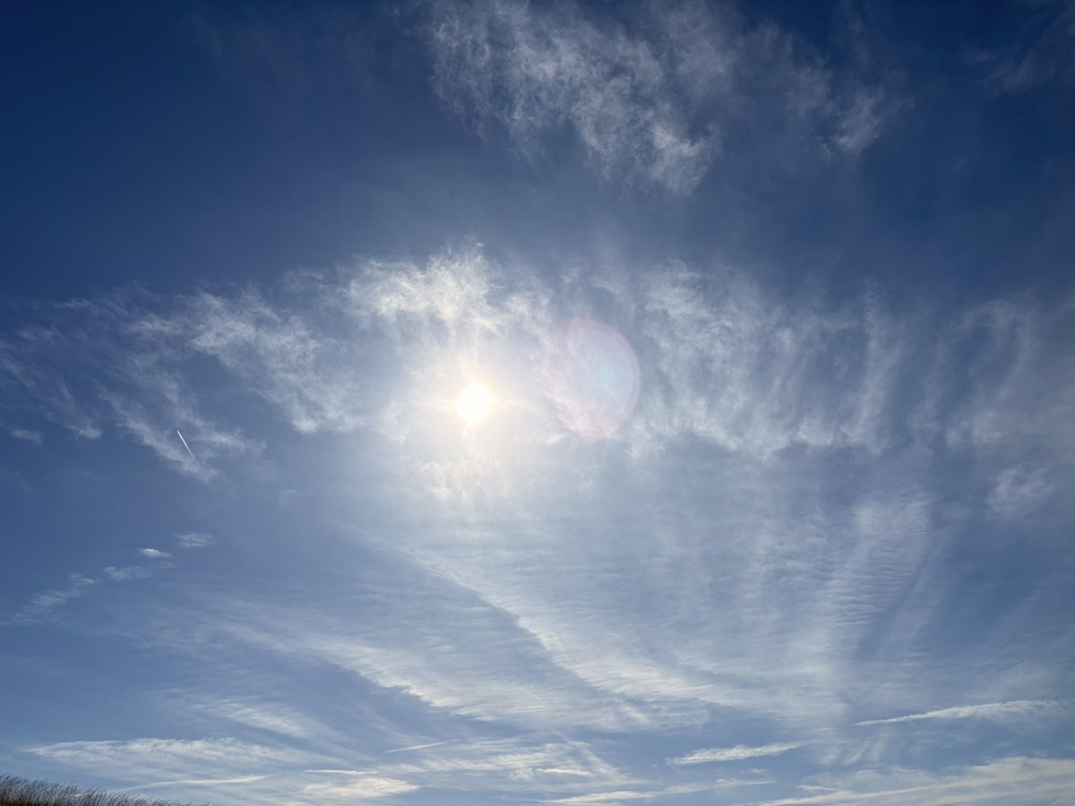 SaskiaHeijden's tweet photo. Dus de afgelopen jaren, creëert men zelf de opwarming van de aarde door chemicaliën in de lucht te spuiten door vliegtuigen, om vervolgens te beweren dat men dezelfde technieken in wil zetten om de aarde af te koelen tegen klimaatverandering.

Dat is het kunstje wat men flikt! https://t.co/xOV5GNoTAM