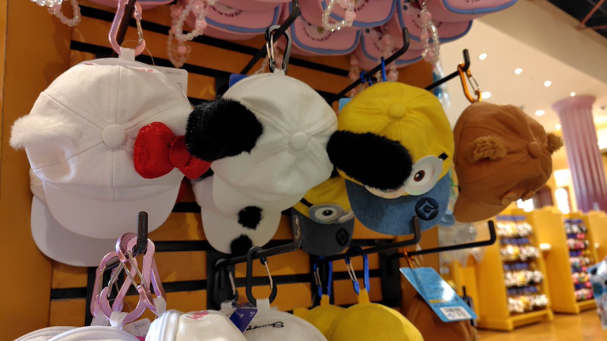 shibaemonz's tweet photo. 手のひらサイズのカラビナ付きポーチなんだけど可愛い。
次回行った時にお迎えするか迷い中～♪
 #USJファン https://t.co/GxEsqOPAv7