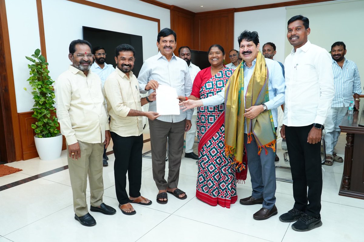 Vedma_Bhojju's tweet photo. ఐటీడీఏ ప్రాత నియోజకవర్గాలకు అదనంగా 2000 ఇండ్లు మంజూరు చేయాలని మంత్రి ⁦@meeseethakka⁩ గారితో కలిసి గృహ నిర్మాణ శాఖ మంత్రి ⁦@PonguletiOffice⁩ గారికి వినతి పత్రం ఇవ్వడం జరిగింది… https://t.co/9HJ0Po0WyL