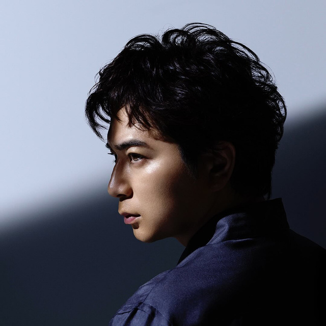 ARASHlANS's tweet photo. 松本潤 個人ファンクラブ「mjm」立ち上げ発表🥂

【何が起きた？】
松本潤（42）が1日、公式サイトで「mjm MJ's Membership」の立ち上げを発表。

【ファンの反応】
嵐が5月31日に26年半の活動にピリオドを打ち、1カ月を経ての新展開に、コメント欄には「楽しみに待ってます」「私が生きる理由です　ありがとうございます」など待ちわびたファンからのコメントが殺到。

【ファンクラブの内容は？(予想)】
予想される主なコンテンツ
・特典本人による生配信。
・限定メッセージ、オフショットなどのコンテンツ。
・出演作品や限定イベントのチケット優先受付
・会員証や会報の発行
・記念品の発行。(ぬいぐるみ？)

【年会費は？】
まだ情報は出ていませんが、二宮和也さんのオフィシャルファンクラブ「オフィスにのホールディングス」の年会費は 5,500円（税込）であることからそれに近い金額になる可能性あり。