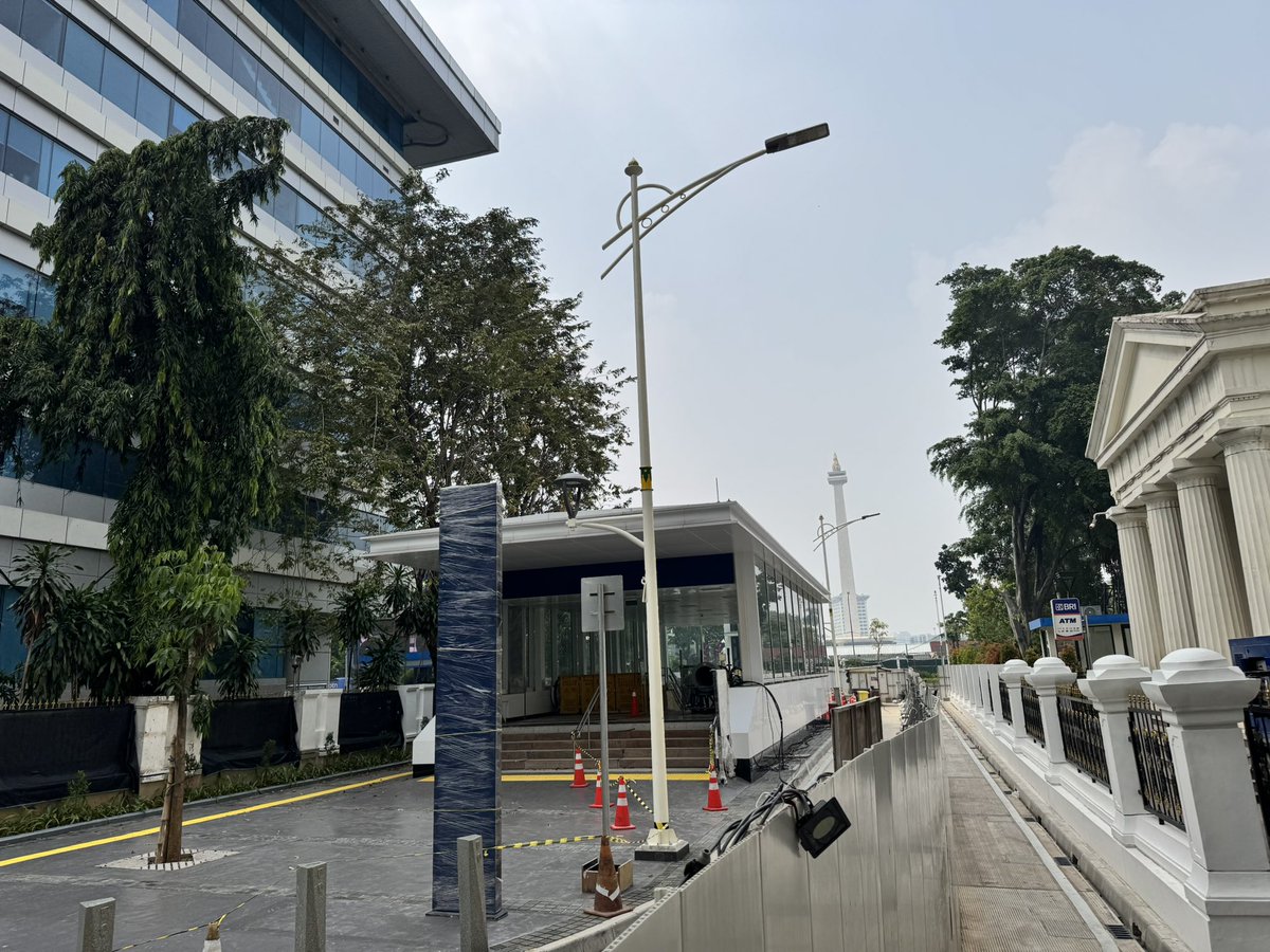 adriansyahyasin's tweet photo. Wujud salah satu pintu masuk Stasiun MRT Monas yang sudah terlihat bentuknya 👍 https://t.co/Zwlhsnq0yw