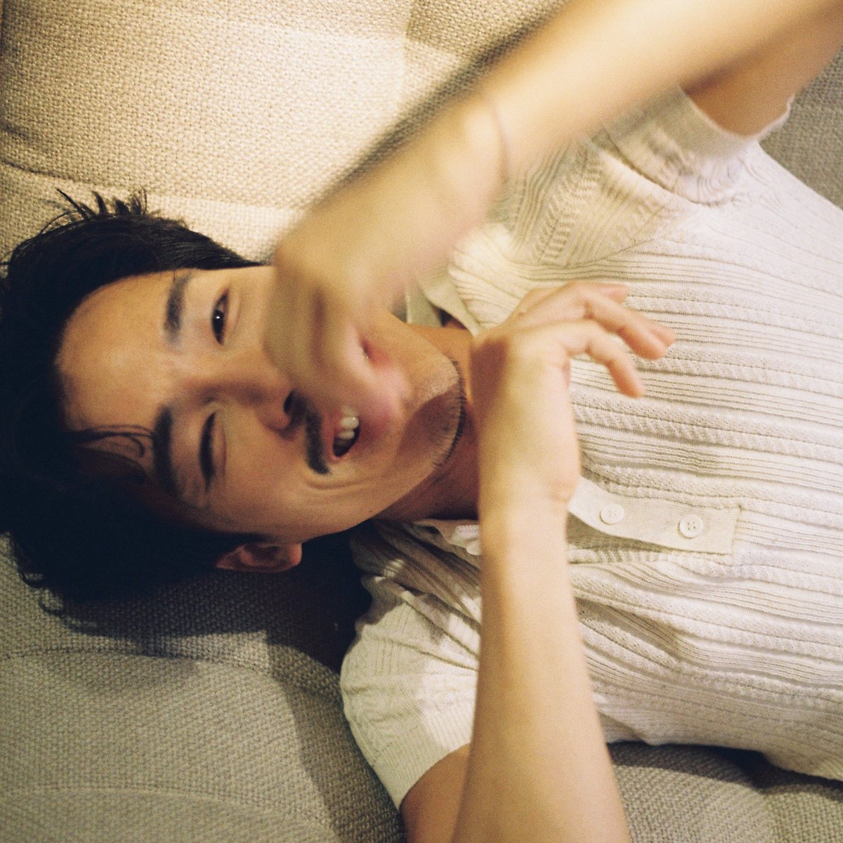 NATsakdatorn's tweet photo. พอโตขึ้น ได้เห็นอะไรต่างๆ มากขึ้น ทั้งกับตัวเองและคนรอบข้าง เรายิ่งรู้ซึ้งกว่าเดิมว่า ชีวิตคนเรามันมีเรื่องยากไม่น้อยเลยเนอะ มีสิ่งที่เราแต่ละคนอยากจะทำมันให้ได้ แต่โลกก็มักจะส่งบททดสอบมาท้าทายเราตลอด เลยไม่รู้ว่าไอ้สิ่งที่เราพยายามทุ่มเทอยู่ สุดท้ายมันจะเป็นไง ไม่รู้ว่าจะมีเรื่องดีๆ รอเราอยู่ตรงนั้นจริงมั้ย ยิ่งมองไปข้างหน้าไกลๆ ก็ยิ่งคิดเยอะ ยิ่งเกิดคำถาม ยิ่งสับสน และยิ่งไม่มั่นใจ

เราเลยอยากแต่งเพลงสักเพลงไว้เป็น reminder ให้ใครก็ตามที่ได้ฟัง ให้ลองวางอะไรต่างๆ ที่มันหนักเหล่านั้นลงก่อน ไม่ว่าจะเป็นความคิดกังวล ความคาดหวัง หรือความรู้สึกอะไรที่กำลังแบกไว้ เราไม่จำเป็นต้องรีบหาคำตอบให้กับคำถามต่างๆ ก็ได้ ไม่ต้องกดดันตัวเอง และไม่ต้องกดดันคนข้างๆ ลองเปลี่ยนจากมองไกลๆ มามองแค่ใกล้ๆ ดู

ค่อยเป็นค่อยไป ทั้งกับความรัก ความฝัน ชีวิต

“ทีละวัน” แค่นี้พอ

ยังไม่ต้องคิดข้ามไปอีกกี่เดือนกี่ปีข้างหน้า โฟกัสแค่ที่วันนี้ เอาแค่นี้เลย มีอะไรบ้างที่เราทำได้วันนี้ แล้วทำมันให้ดีที่สุด มีอะไรบ้างที่เรามีความสุขกับมันได้ตอนนี้ แล้วมีความสุขกับมันให้ดีที่สุด อยู่กับปัจจุบัน อนาคตจะเป็นไงก็ปล่อยให้เป็นเรื่องของอนาคตไป

ถ้าเราตั้งใจและใส่ใจทำทีละวันให้ดีสะสมไป มันก็น่าจะกลายเป็นช่วงเวลาที่มีความหมายและน่าจดจำ ต่อให้สุดท้ายปลายทางจะเป็นอย่างที่เราวาดไว้หรือไม่ก็ตาม

“one day at a time”

ขอบคุณโฟร์+ต้นหน โปรดิวเซอร์ทั้ง 2 คน เอนจอยทุกครั้งที่ได้นั่งทำ songwriting session ด้วยกัน ขอบคุณที่ช่วยกันปั้นเพลงนี้ออกมาครับ รักเพลงนี้มาก

ขอบคุณทุกคนที่เข้ามาฟัง และขอบคุณทุกคนที่ช่วยกันส่งต่อเพลงนี้ออกไปด้วยครับ 🫶

#ทีละวัน

🎧 https://t.co/wPW200UcnA