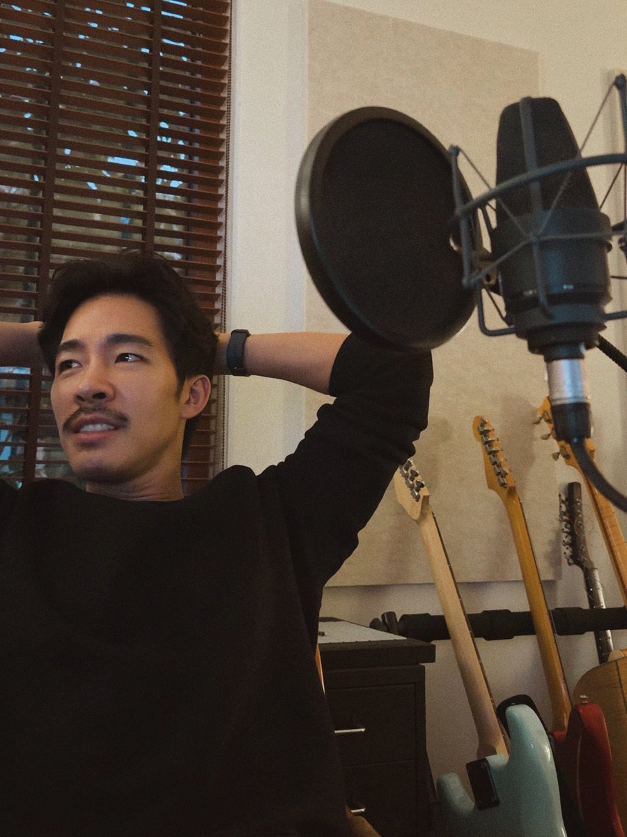 NATsakdatorn's tweet photo. พอโตขึ้น ได้เห็นอะไรต่างๆ มากขึ้น ทั้งกับตัวเองและคนรอบข้าง เรายิ่งรู้ซึ้งกว่าเดิมว่า ชีวิตคนเรามันมีเรื่องยากไม่น้อยเลยเนอะ มีสิ่งที่เราแต่ละคนอยากจะทำมันให้ได้ แต่โลกก็มักจะส่งบททดสอบมาท้าทายเราตลอด เลยไม่รู้ว่าไอ้สิ่งที่เราพยายามทุ่มเทอยู่ สุดท้ายมันจะเป็นไง ไม่รู้ว่าจะมีเรื่องดีๆ รอเราอยู่ตรงนั้นจริงมั้ย ยิ่งมองไปข้างหน้าไกลๆ ก็ยิ่งคิดเยอะ ยิ่งเกิดคำถาม ยิ่งสับสน และยิ่งไม่มั่นใจ

เราเลยอยากแต่งเพลงสักเพลงไว้เป็น reminder ให้ใครก็ตามที่ได้ฟัง ให้ลองวางอะไรต่างๆ ที่มันหนักเหล่านั้นลงก่อน ไม่ว่าจะเป็นความคิดกังวล ความคาดหวัง หรือความรู้สึกอะไรที่กำลังแบกไว้ เราไม่จำเป็นต้องรีบหาคำตอบให้กับคำถามต่างๆ ก็ได้ ไม่ต้องกดดันตัวเอง และไม่ต้องกดดันคนข้างๆ ลองเปลี่ยนจากมองไกลๆ มามองแค่ใกล้ๆ ดู

ค่อยเป็นค่อยไป ทั้งกับความรัก ความฝัน ชีวิต

“ทีละวัน” แค่นี้พอ

ยังไม่ต้องคิดข้ามไปอีกกี่เดือนกี่ปีข้างหน้า โฟกัสแค่ที่วันนี้ เอาแค่นี้เลย มีอะไรบ้างที่เราทำได้วันนี้ แล้วทำมันให้ดีที่สุด มีอะไรบ้างที่เรามีความสุขกับมันได้ตอนนี้ แล้วมีความสุขกับมันให้ดีที่สุด อยู่กับปัจจุบัน อนาคตจะเป็นไงก็ปล่อยให้เป็นเรื่องของอนาคตไป

ถ้าเราตั้งใจและใส่ใจทำทีละวันให้ดีสะสมไป มันก็น่าจะกลายเป็นช่วงเวลาที่มีความหมายและน่าจดจำ ต่อให้สุดท้ายปลายทางจะเป็นอย่างที่เราวาดไว้หรือไม่ก็ตาม

“one day at a time”

ขอบคุณโฟร์+ต้นหน โปรดิวเซอร์ทั้ง 2 คน เอนจอยทุกครั้งที่ได้นั่งทำ songwriting session ด้วยกัน ขอบคุณที่ช่วยกันปั้นเพลงนี้ออกมาครับ รักเพลงนี้มาก

ขอบคุณทุกคนที่เข้ามาฟัง และขอบคุณทุกคนที่ช่วยกันส่งต่อเพลงนี้ออกไปด้วยครับ 🫶

#ทีละวัน

🎧 https://t.co/wPW200UcnA