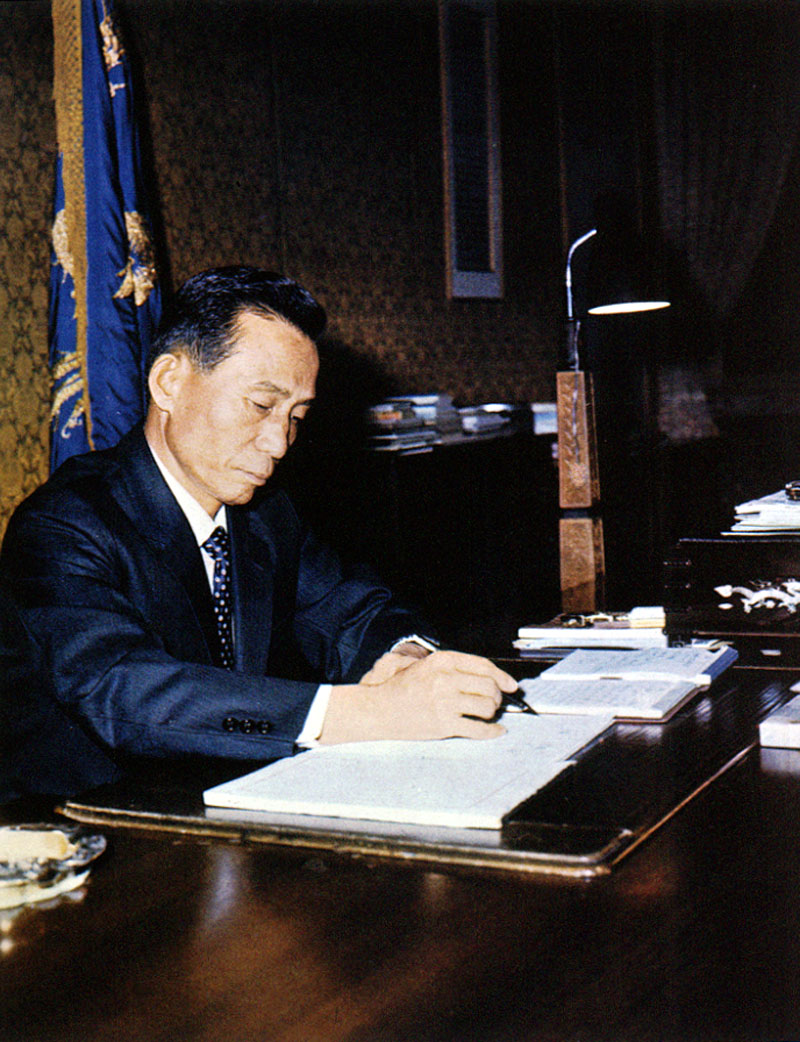 1978年12月31日、執務中の朴正煕大統領。 ⓒ国家記録院 #韓国 #政治 #歴史
