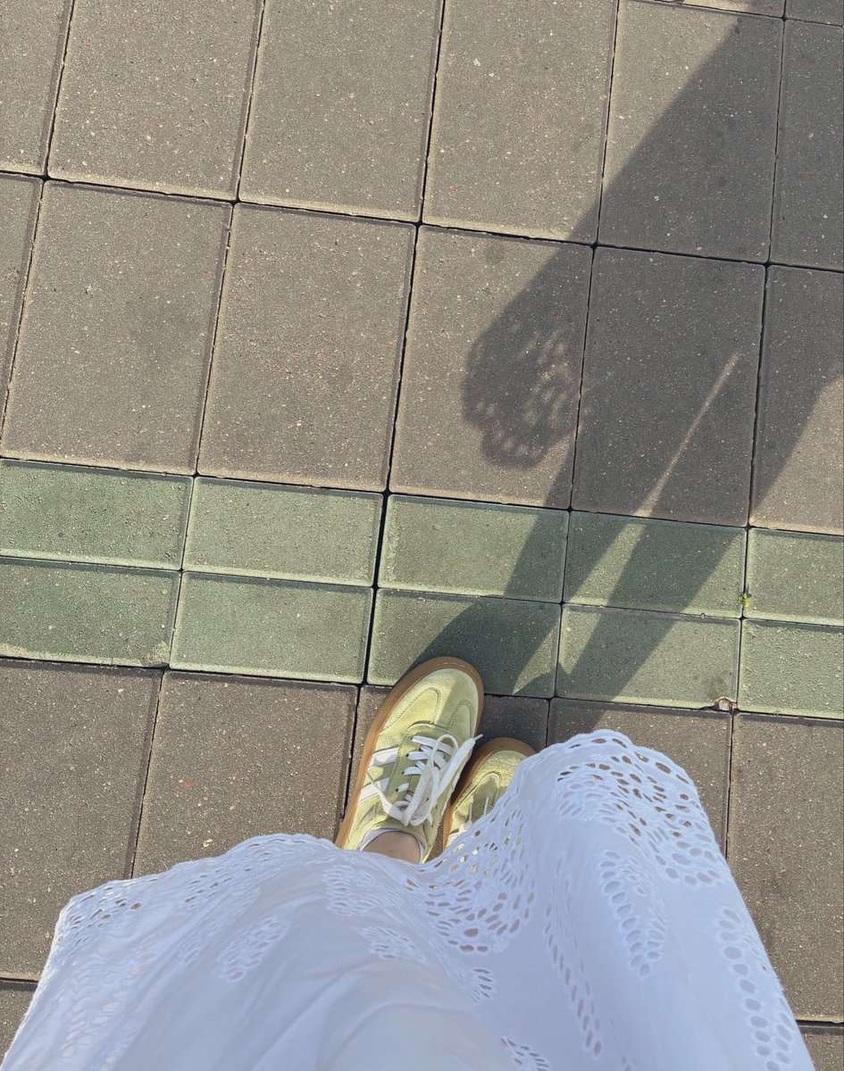 lifeophobia's tweet photo. Обожаю, как солнце просвечивает через дырочки в платье🙄 https://t.co/tPw87O6bOa