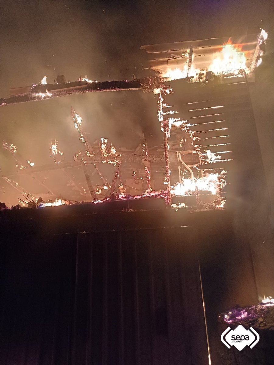 112Asturias's tweet photo. Extinguido incendio en una construcción anexa a una vivienda en Viyao #Piloña. Sin afectados. Hasta el lugar se desplazaron @bomberosAstur del parque piloñés, de #CangasDeOnís y #LaMorgal. https://t.co/WHymmmooHZ https://t.co/xlQeNMtKpY