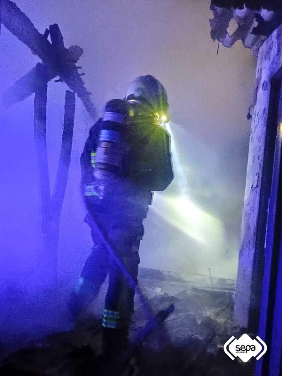 112Asturias's tweet photo. Extinguido incendio en una construcción anexa a una vivienda en Viyao #Piloña. Sin afectados. Hasta el lugar se desplazaron @bomberosAstur del parque piloñés, de #CangasDeOnís y #LaMorgal. https://t.co/WHymmmooHZ https://t.co/xlQeNMtKpY