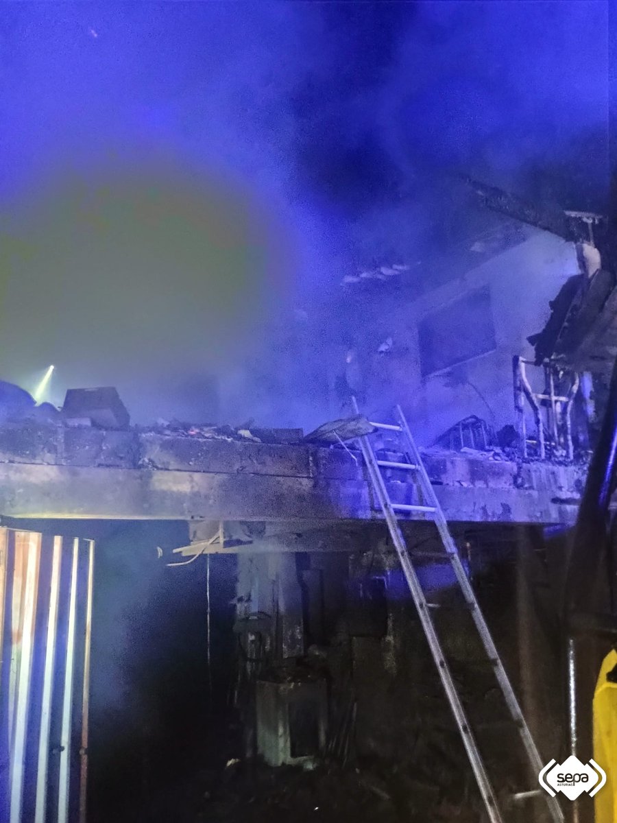 112Asturias's tweet photo. Extinguido incendio en una construcción anexa a una vivienda en Viyao #Piloña. Sin afectados. Hasta el lugar se desplazaron @bomberosAstur del parque piloñés, de #CangasDeOnís y #LaMorgal. https://t.co/WHymmmooHZ https://t.co/xlQeNMtKpY