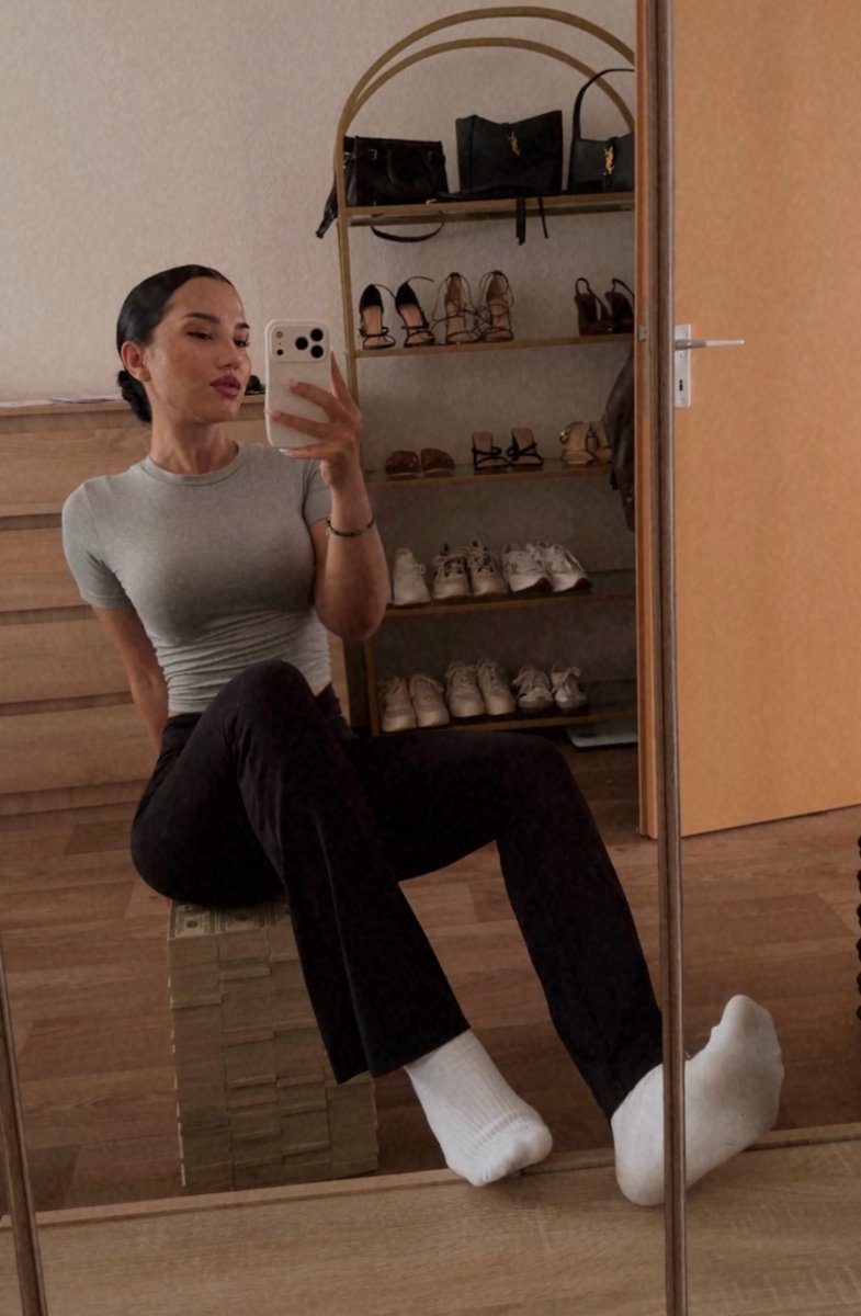 kira_dieeinzige's tweet photo. Meine Socken sind so mächtig, sie zwingen so viele Männer dazu sich ihrer Lust zu ergeben. Ich brauche dann nur noch einzusammeln was dabei rein kommt. 🫦💶💦 
#findom #findomsocken #sockenfindom #findomplay https://t.co/CuanrbLDrQ