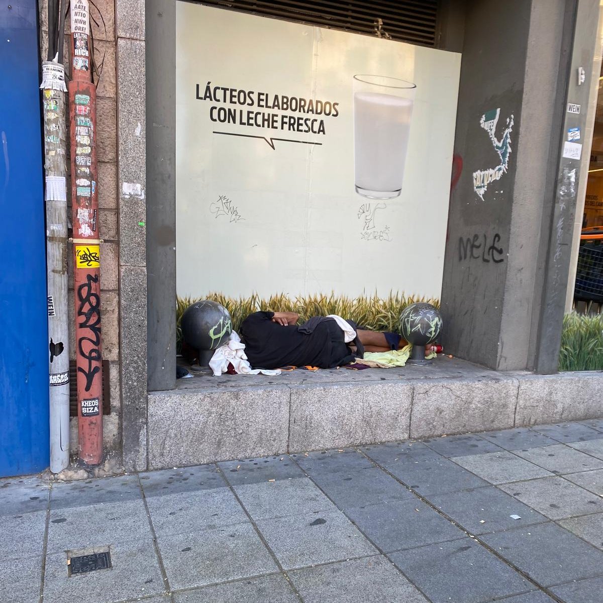 VallecasBulevar's tweet photo. Escenas de hoy que forman parte del día a día del barrio: personas durmiendo en la calle, suciedad, consumo de drogas, problemas de convivencia y degradación del espacio público. El @MADRID ha abandonado Vallecas y los vecinos somos quienes pagamos las consecuencias.
@AngelNinoQ https://t.co/PD6bali01T