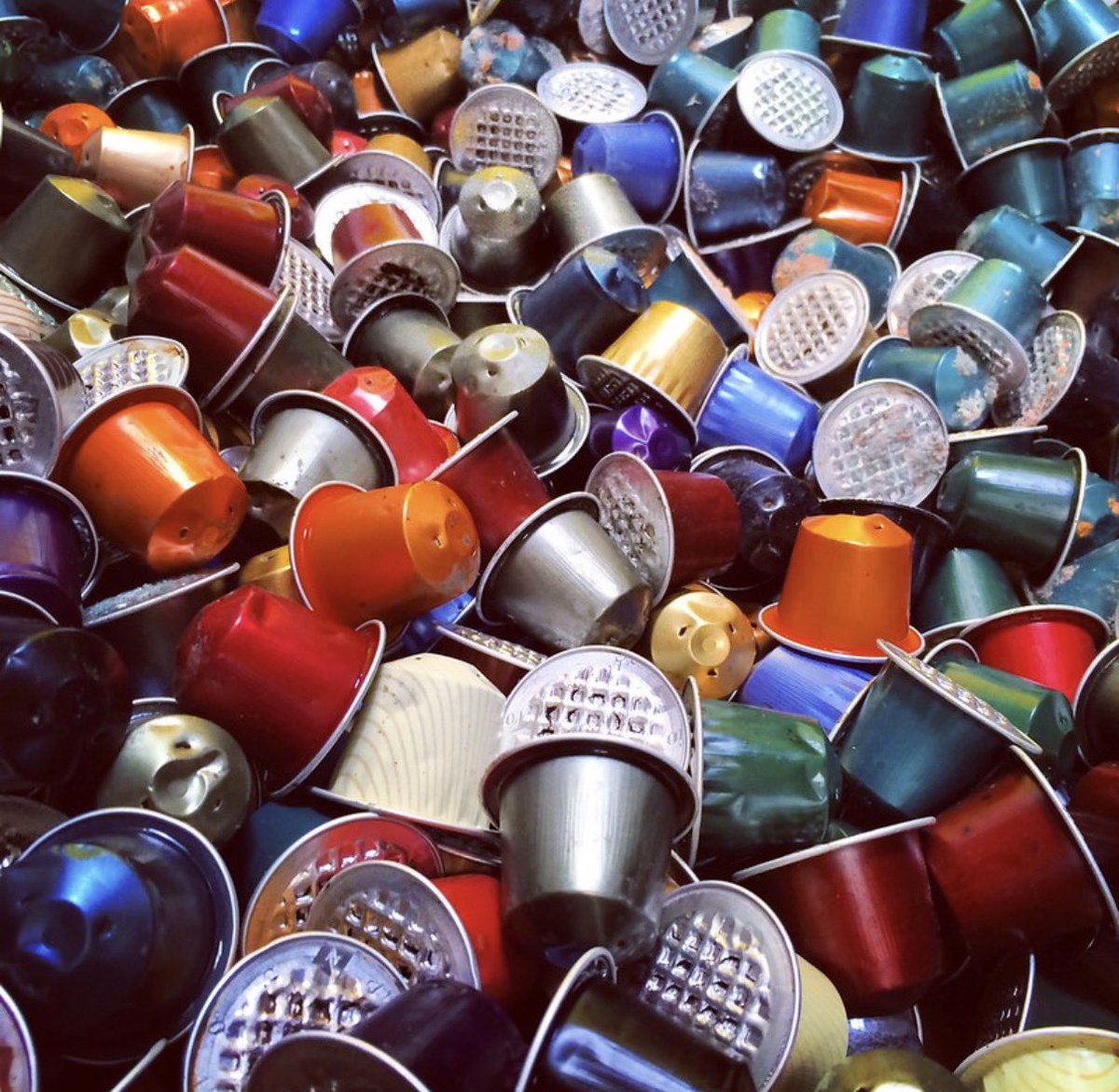 NavarroDescals's tweet photo. Cada cafè és un vot. ☕ Com el feu vosaltres?  Votem per una càpsula d’un sol ús… o per una cafetera que duri anys. El planeta nota la diferència. 🌍♻️ https://t.co/9QCQSFB08J