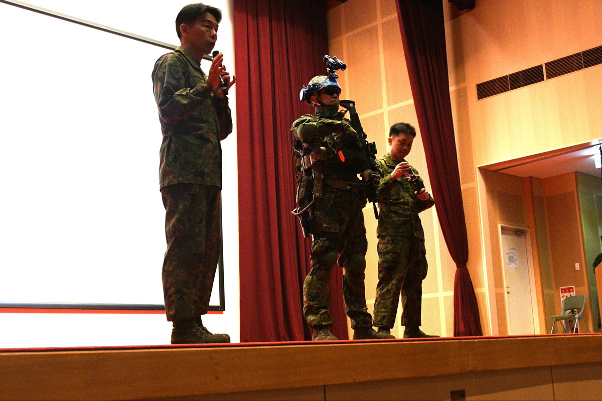 JGSDF_OCS's tweet photo. 【職種紹介（BU課程）】
＃幹部への道2026

BU課程の候補生に職種紹介を行いました。将来、陸上自衛隊のリーダーになる候補生達は、様々な職種や分野について説明を聞き、これから希望の職種を選んでいきます。
#防衛省　#自衛官　#剛健　#久留米　#自己啓発　#防大　#一般大 https://t.co/mZLEPWFVGa