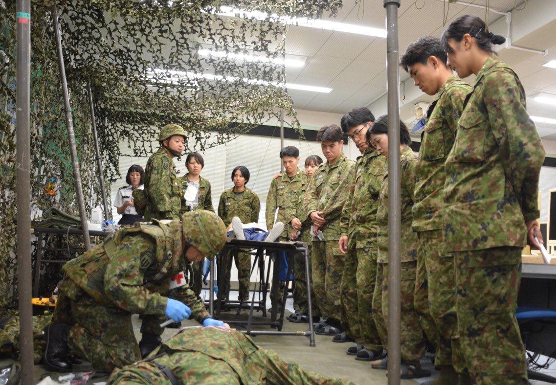 JGSDF_OCS's tweet photo. 【職種紹介（BU課程）】
＃幹部への道2026

BU課程の候補生に職種紹介を行いました。将来、陸上自衛隊のリーダーになる候補生達は、様々な職種や分野について説明を聞き、これから希望の職種を選んでいきます。
#防衛省　#自衛官　#剛健　#久留米　#自己啓発　#防大　#一般大 https://t.co/mZLEPWFVGa