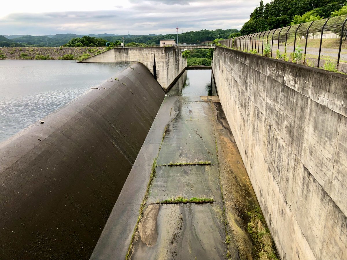 Haru_GIOIRE's tweet photo. 茨城県常陸太田市の御前山ダムを、5月に続いて再訪。
今回は夏バージョンのダムカードを目当てに、懲りずに訪れてきました。

到着が遅くなり、天端への入場は閉門時間ギリギリ…。
それでも門が開いていてラッキー！と、堤体を見学して回りました。

#茨城県 #御前山ダム に4回目のチェックイン！ https://t.co/k5M9gJMOfD