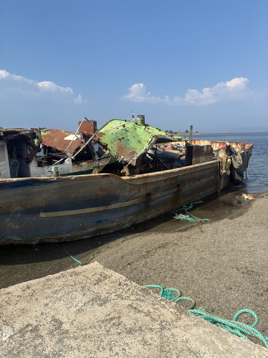 hamitorcu's tweet photo. Devamı var aynı sahilde dun getirilen hurda bir tekne https://t.co/578GA9URPb