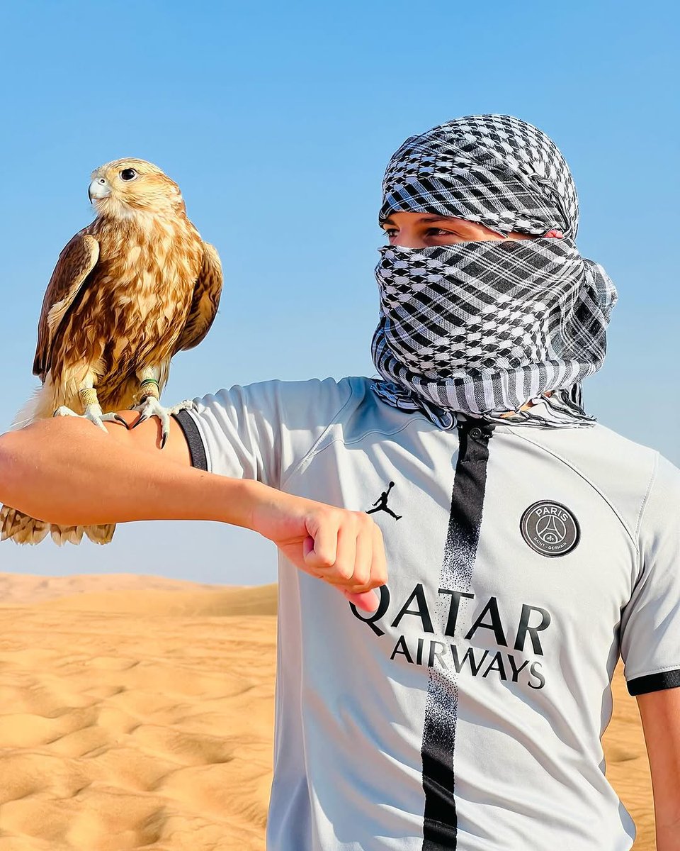 nath_bates's tweet photo. made a friend in Dubai 🦅 https://t.co/XvIFm9WCwh