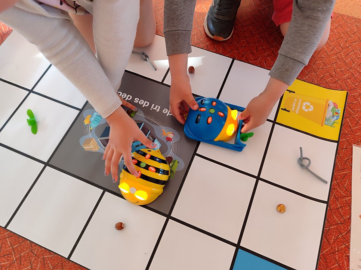 Numerique92's tweet photo. 🎬 Clap de fin sur les défis robotiques 2025-2026 !🤖
Un immense MERCI aux #ERUN pour leur mobilisation ! + de 1200 élèves participants ! 🏅
🎥 Retour en vidéo sur les coulisses, les défis et les compétences clés développées par nos jeunes codeurs.

🔗https://t.co/edoMs1OL7Z https://t.co/7TeqaYnwWN