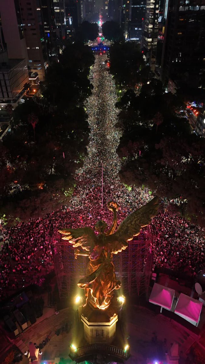 nacholozano's tweet photo. Se confirmó la muerte de dos personas por asfixia durante los festejos por el triunfo de #México contra #Ecuador en Paseo de la Reforma.
 
Se trata de un hombre de 44 años y una mujer de 19. De acuerdo con la Secretaría de Salud de la #CDMX, ambos ya fueron identificados por sus familiares.