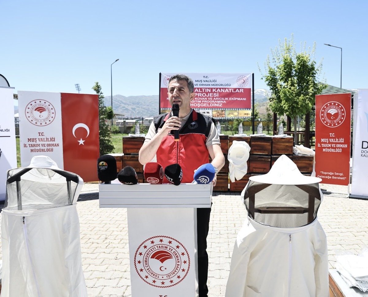 Ncttngnc's tweet photo. İlimizde Arıcılık Güçleniyor, Üretim Artıyor. 🐝🍯🧑‍🌾🚍

İl Müdürlüğü olarak hayata geçirdiğimiz "Baldan Altın Kanatlar Projesi" ile ilimiz arıcılığını modernize ediyor, üreticilerimize güç katıyoruz.

📍15.3 Milyon TL bütçeli ve %85 hibe destekli projemizin lansman törenini; Valimiz Sayın Avni ÇAKIR ve protokol üyelerimizin katılımıyla gerçekleştirdik. 

🚍 20 gezginci arıcımıza güneş enerjili, tam donanımlı çekme karavan,

👩 100 kadın çiftçimize 1.000 adet arılı kovan ile arıcılık ekipmanları teslim edildi.

Gezginci arıcılarımızın çalışma ve yaşam koşullarını iyileştirmeyi, kadınlarımızın da üretimde daha fazla yer almalarını hedefliyoruz.

Üretimi ve üreticiyi desteklemeye,kırsalı güçlendirmeye ve bereketlendirmeye devam ediyoruz.

@ibrahimyumakli @TCTarim @Valiavnicakir @TR_HAYGEM