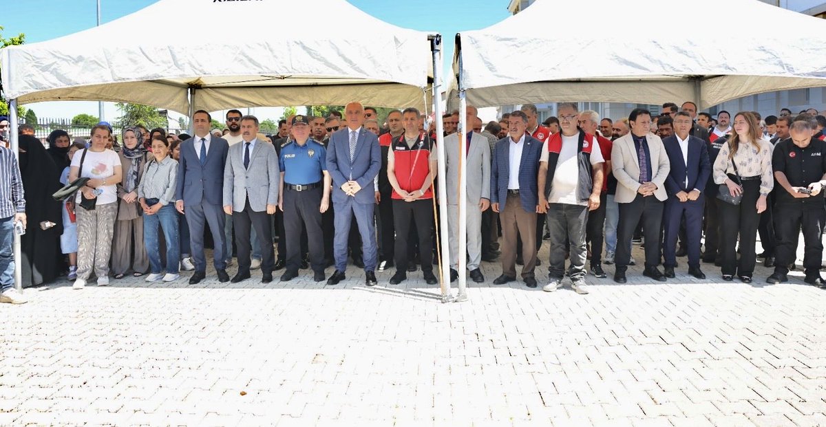 Ncttngnc's tweet photo. İlimizde Arıcılık Güçleniyor, Üretim Artıyor. 🐝🍯🧑‍🌾🚍

İl Müdürlüğü olarak hayata geçirdiğimiz "Baldan Altın Kanatlar Projesi" ile ilimiz arıcılığını modernize ediyor, üreticilerimize güç katıyoruz.

📍15.3 Milyon TL bütçeli ve %85 hibe destekli projemizin lansman törenini; Valimiz Sayın Avni ÇAKIR ve protokol üyelerimizin katılımıyla gerçekleştirdik. 

🚍 20 gezginci arıcımıza güneş enerjili, tam donanımlı çekme karavan,

👩 100 kadın çiftçimize 1.000 adet arılı kovan ile arıcılık ekipmanları teslim edildi.

Gezginci arıcılarımızın çalışma ve yaşam koşullarını iyileştirmeyi, kadınlarımızın da üretimde daha fazla yer almalarını hedefliyoruz.

Üretimi ve üreticiyi desteklemeye,kırsalı güçlendirmeye ve bereketlendirmeye devam ediyoruz.

@ibrahimyumakli @TCTarim @Valiavnicakir @TR_HAYGEM