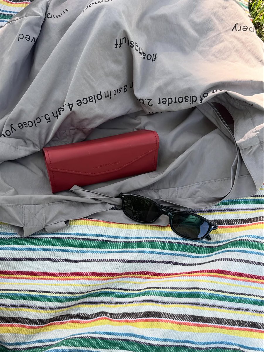 lash_seoul's tweet photo. スウェットやタンクのカジュアルな夏コーデにも相性抜群なミニマルデザイン。

お出かけの日のマストアイテム🕶️☀️

🕶️raycode JUNE C1

#韓国ファッション #アイウェア #夏コーデ #ピクニック https://t.co/9z2Zc7MMhG