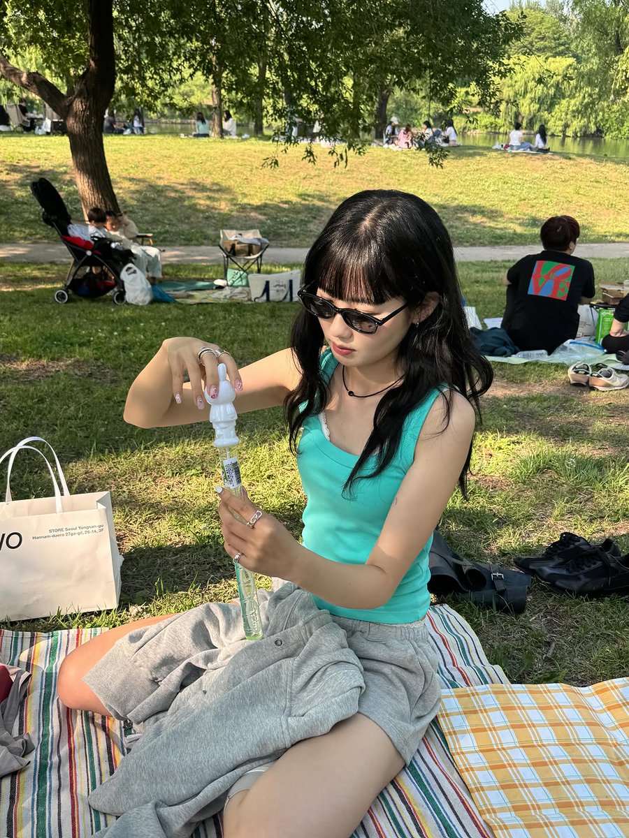 lash_seoul's tweet photo. スウェットやタンクのカジュアルな夏コーデにも相性抜群なミニマルデザイン。

お出かけの日のマストアイテム🕶️☀️

🕶️raycode JUNE C1

#韓国ファッション #アイウェア #夏コーデ #ピクニック https://t.co/9z2Zc7MMhG