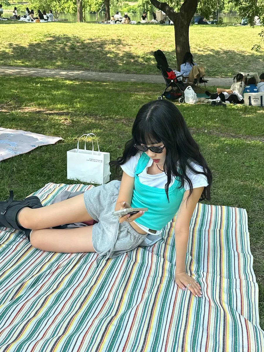 lash_seoul's tweet photo. スウェットやタンクのカジュアルな夏コーデにも相性抜群なミニマルデザイン。

お出かけの日のマストアイテム🕶️☀️

🕶️raycode JUNE C1

#韓国ファッション #アイウェア #夏コーデ #ピクニック https://t.co/9z2Zc7MMhG