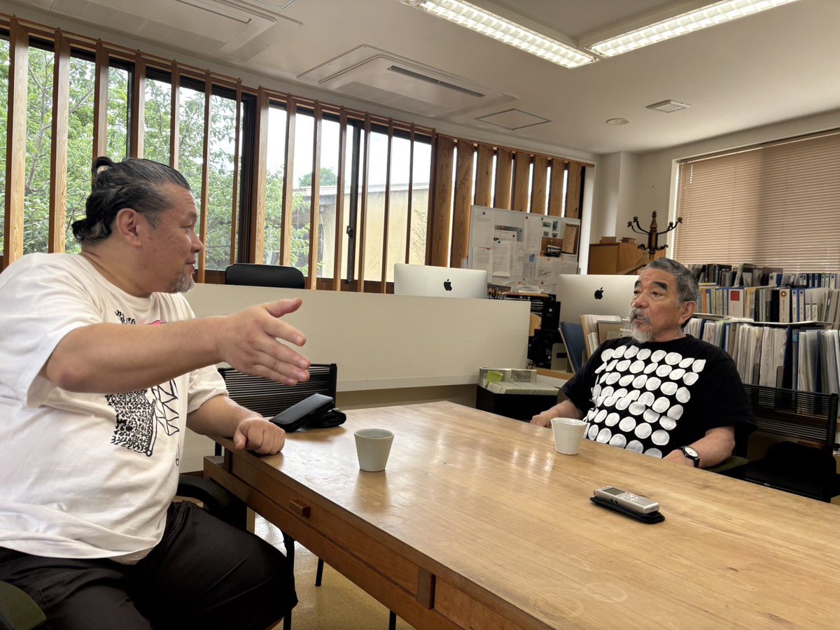 McLaird44's tweet photo. 久々に尹雄大氏がいま働く聖地「しょうぶ学園」へ、福森伸園長と会う。

私が全く違うジャンルの、違う現場の、違うことをされている方で同じ時代を生きる同士に感じる人は少ないが、この福森伸と言う人物はその一人である。

互いに、そのジャンル自体の中では(福森園長は障害者支援施設の世界で、私は武の世界で)アウトローでありながらも、ジャンル内の周りの常識や価値観に縛られることなく自分の道を生きる“人間として尊敬できる数少ない人の一人”である。

時代を変えるには、何ごとも恐れることなく自らが携わるジャンルの中で「ジャンル自体を核心へ向けて魔改造できる人間」が必要である。

その人は異端児と呼ばれ、オカシイと言われ、狂ってると言われ、皆から煙たがられ、孤立して行くも、自分の道からは逸れずに人生を全うする。

私が目論む国際武学研究会の活動も組織として常にそうありたいものである。

こちらは10年前の記事です。
【自分は健常者だと思っている私たち全員が抱える「ある重い障害」】 @gendai_biz https://t.co/5f7jfJNT2z #現代ビジネス