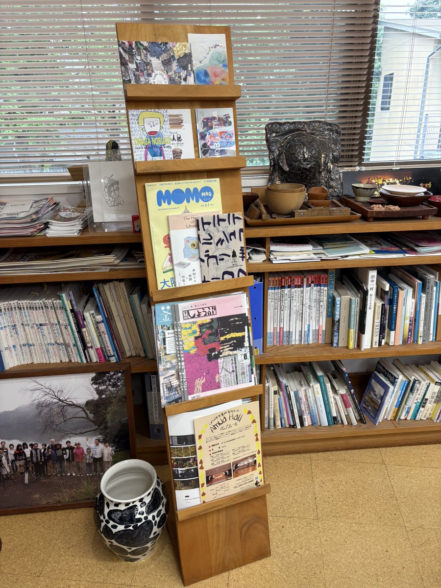 McLaird44's tweet photo. 久々に尹雄大氏がいま働く聖地「しょうぶ学園」へ、福森伸園長と会う。

私が全く違うジャンルの、違う現場の、違うことをされている方で同じ時代を生きる同士に感じる人は少ないが、この福森伸と言う人物はその一人である。

互いに、そのジャンル自体の中では(福森園長は障害者支援施設の世界で、私は武の世界で)アウトローでありながらも、ジャンル内の周りの常識や価値観に縛られることなく自分の道を生きる“人間として尊敬できる数少ない人の一人”である。

時代を変えるには、何ごとも恐れることなく自らが携わるジャンルの中で「ジャンル自体を核心へ向けて魔改造できる人間」が必要である。

その人は異端児と呼ばれ、オカシイと言われ、狂ってると言われ、皆から煙たがられ、孤立して行くも、自分の道からは逸れずに人生を全うする。

私が目論む国際武学研究会の活動も組織として常にそうありたいものである。

こちらは10年前の記事です。
【自分は健常者だと思っている私たち全員が抱える「ある重い障害」】 @gendai_biz https://t.co/5f7jfJNT2z #現代ビジネス