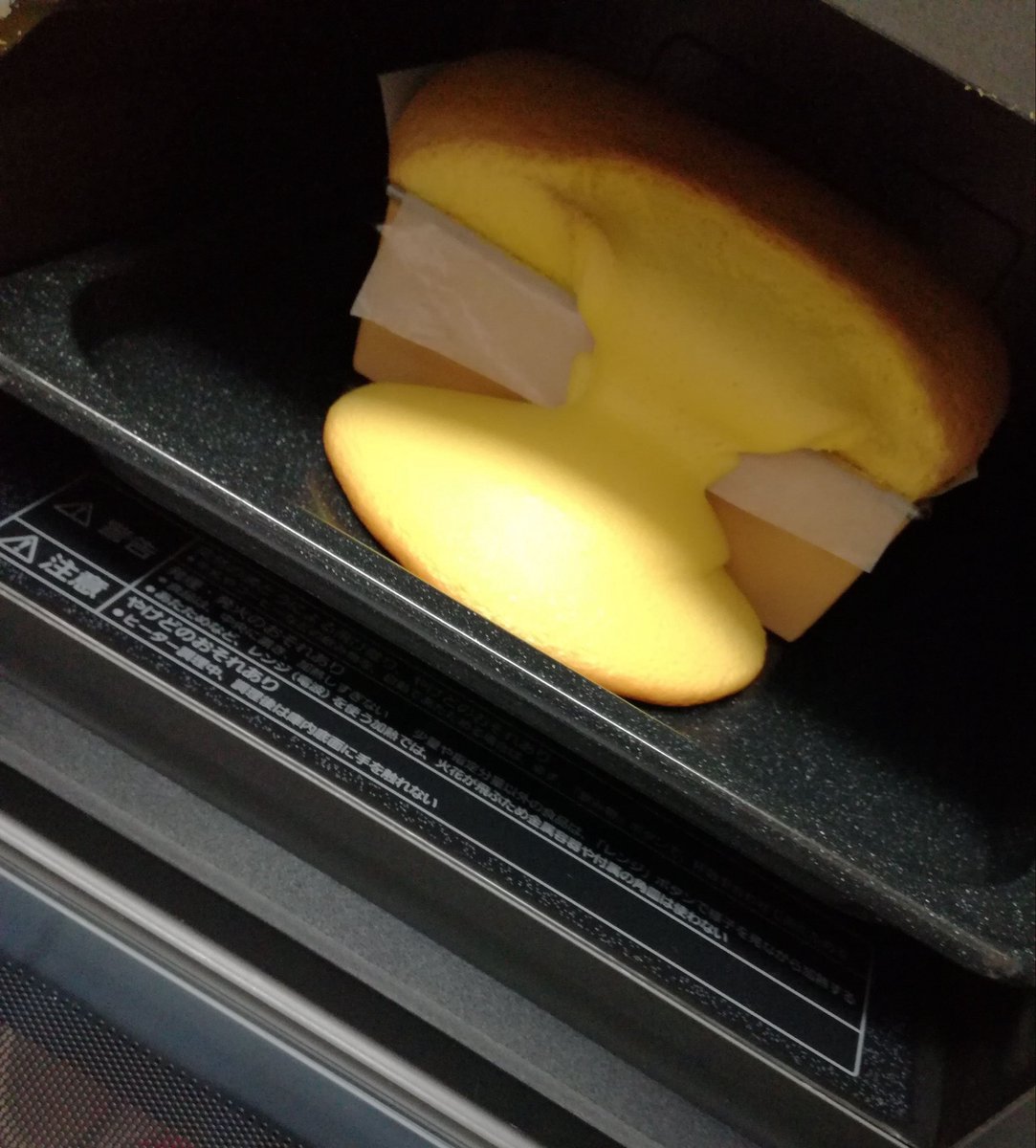 coco1__09's tweet photo. パウンドケーキのつもりだったのに台湾カステラが嘔吐したみたいな写真出てきた https://t.co/au5s7HE6R2