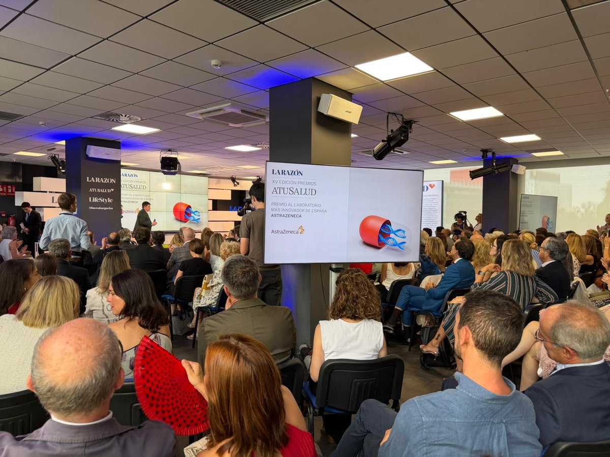 CardioRed1's tweet photo. 🏆 El Hospital Clínico San Carlos ha recibido el premio #ATuSalud de @larazon_es por sus 25 años como centro de referencia en arritmias.
25 años innovación, asistencia y formación, con más de 10.000 ablaciones, 10.000 marcapasos implantados y cientos de especialistas formados🫀 https://t.co/G3UUkovo9M