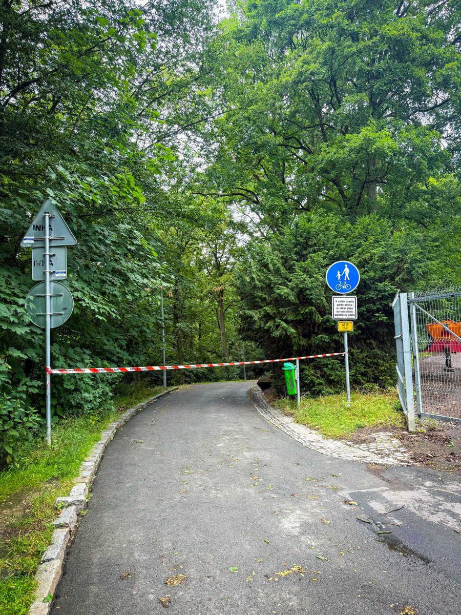 janhrabal's tweet photo. ⛔️ Opáskováno: lesopark #Vinice je do odvolání uzavřen, je třeba prohlédnout podmáčené a případně podemleté stromy po nočních bouřkách ve @mestopardubice.
Nevstupujte, prosíme, do potenciálně nebezpečných míst. Děkujeme za pochopení současné situace, jež nás nikoho netěší. https://t.co/puG3kUtLSo