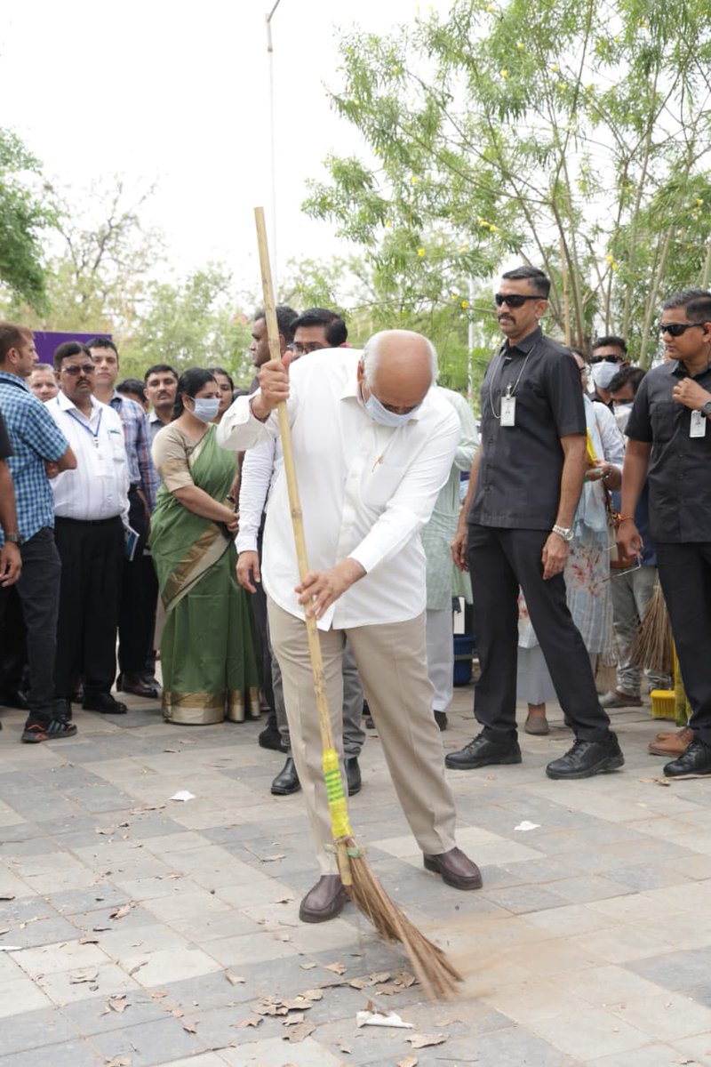 BJP4Gujarat's tweet photo. માનનીય મુખ્યમંત્રી શ્રી @Bhupendrapbjp એ આજે 'નમો સ્વચ્છતા અભિયાન'ના શુભારંભ પ્રસંગે ગાંધીનગર સિવિલ હોસ્પિટલના પ્રાંગણમાં સ્વચ્છતા માટે શ્રમદાન કર્યું. https://t.co/MR9JUqTfrK