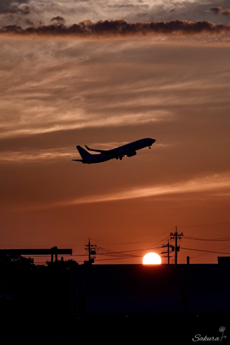 石川 小松空港 沈みゆく夕日と飛行機のシルエット