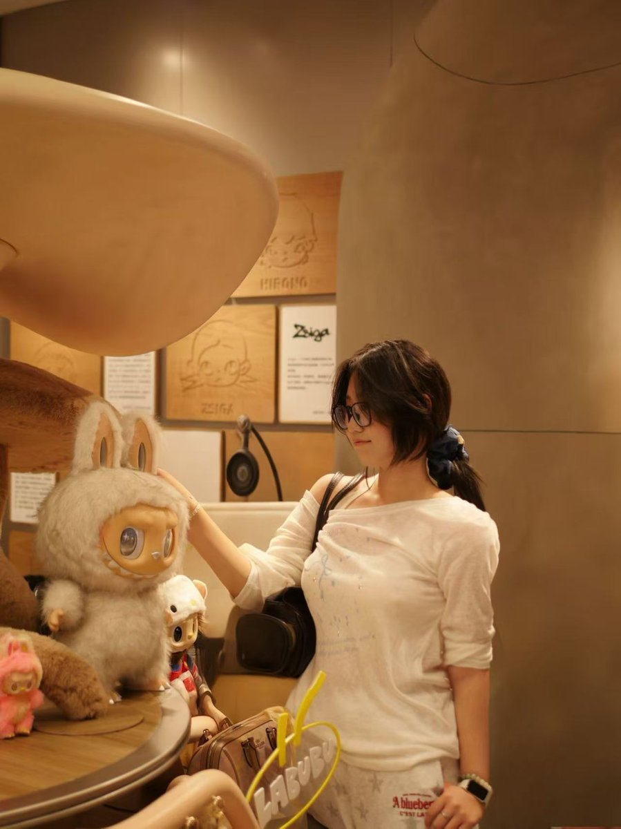 feiziwei1's tweet photo. ＃巨乳 ＃初中 ＃反差 ＃母狗 ＃童颜巨乳
有人懂这个吗，这个奶量在我们年级也算首屈一指了，不过我没啥感觉，长的一般了 https://t.co/0ZMionSUDT