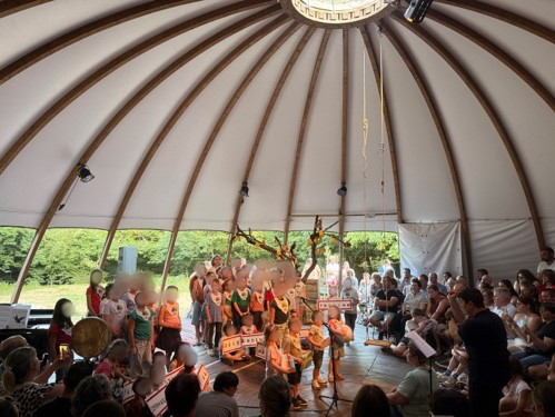 dsden58's tweet photo. Au pied du poirier,  75 voix en harmonie
Vendredi 19 juin, 75 élèves de Millay et Chiddes ont  enchanté Le Dôme à Poil avec Un poirier m’a dit, un conte musical mêlant  chants, jeu théâtral et décors éco-responsables.
https://t.co/2fX5KQLbDX https://t.co/tg9RzgxdCg