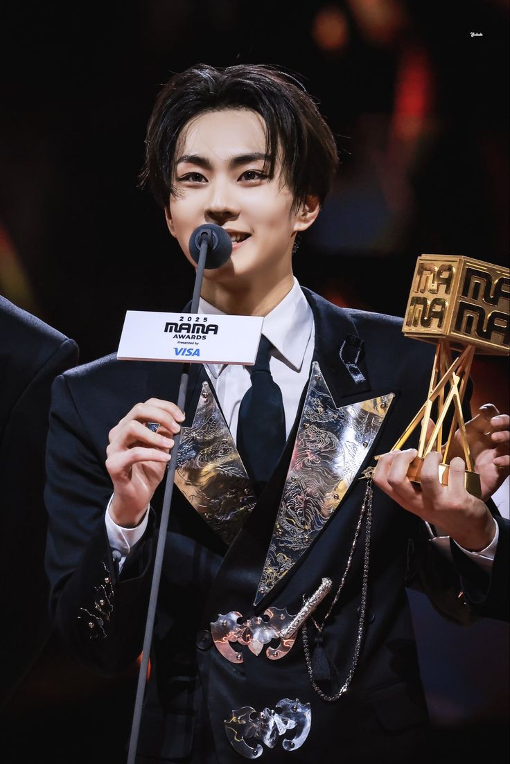 msapphire_'s tweet photo. Jungwon always works so hard for ENHYPEN and ENGENE, so today it’s our turn to be his main support system. 𖹭

🏷️ let’s shower him with a sea of warm words of support and endless love — can we drop 50+ tags for our leader? 💬

#OurPrideJungwon
#BELIFT_stand_for_Jungwon https://t.co/q9IzbJzLo3