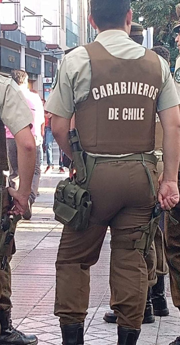 EmilioB15179761's tweet photo. al parecer es requisito que los policías chilenos tengan un pedorrote enorme y redondo, lo rico que deben sonar sus pedos
.
.
#culones #nalgones #hotcop https://t.co/S7jMfPCCBY
