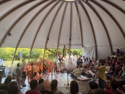 dsden58's tweet photo. Au pied du poirier,  75 voix en harmonie
Vendredi 19 juin, 75 élèves de Millay et Chiddes ont  enchanté Le Dôme à Poil avec Un poirier m’a dit, un conte musical mêlant  chants, jeu théâtral et décors éco-responsables.
https://t.co/2fX5KQLbDX https://t.co/tg9RzgxdCg