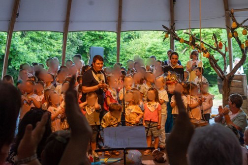 dsden58's tweet photo. Au pied du poirier,  75 voix en harmonie
Vendredi 19 juin, 75 élèves de Millay et Chiddes ont  enchanté Le Dôme à Poil avec Un poirier m’a dit, un conte musical mêlant  chants, jeu théâtral et décors éco-responsables.
https://t.co/2fX5KQLbDX https://t.co/tg9RzgxdCg