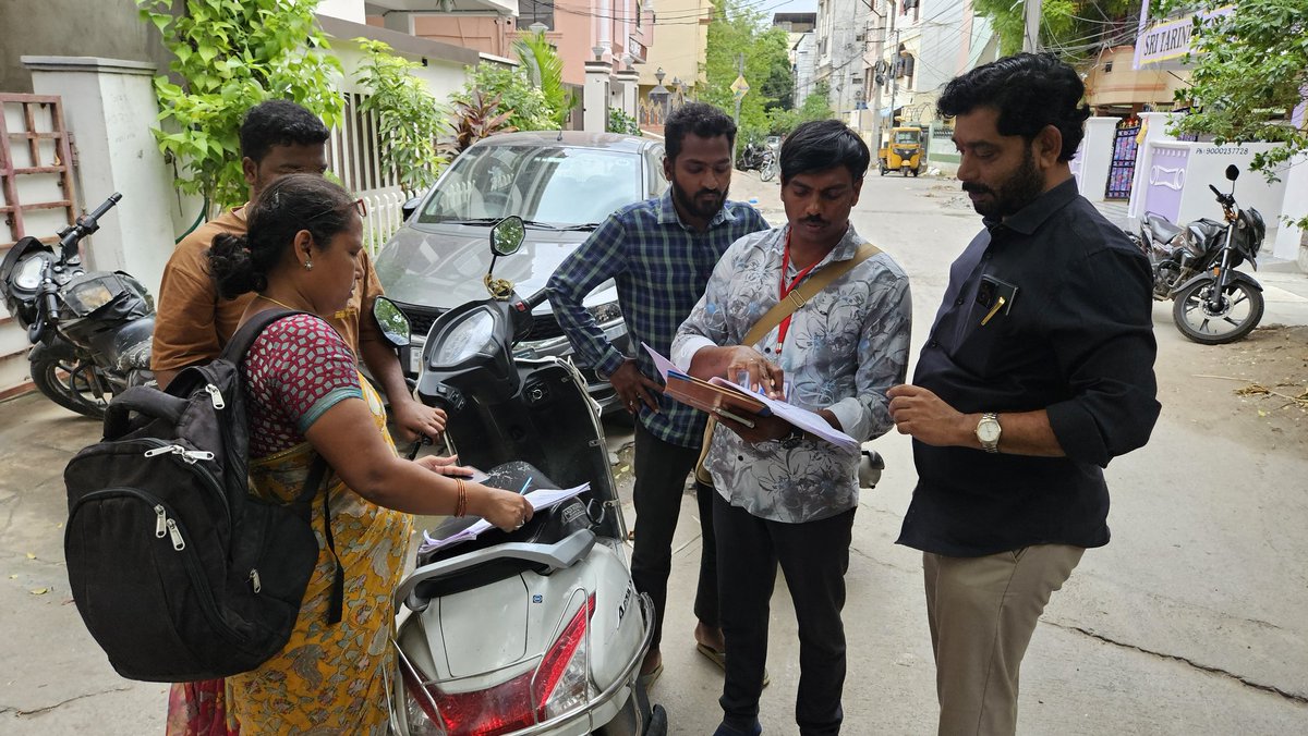 BaddamPrem's tweet photo. ప్రజలకు ఎన్యూమరేషన్ ఫారమ్‌లు అందజేసిన - బద్దం ప్రేమ్ మహేశ్వర్ రెడ్డి..!!!

ప్రత్యేక సమగ్ర ఓటరు సవరణ (SIR) కార్యక్రమంలో భాగంగా గడ్డిఅన్నారం డివిజన్‌లో బద్దం ప్రేమ్ మహేశ్వర్ రెడ్డి గారు, బీజేపీ BLAలు మరియు BLO (Booth Level Officers)లతో కలిసి పలు బూత్‌లను సందర్శించారు. https://t.co/A9X0KbhWJB