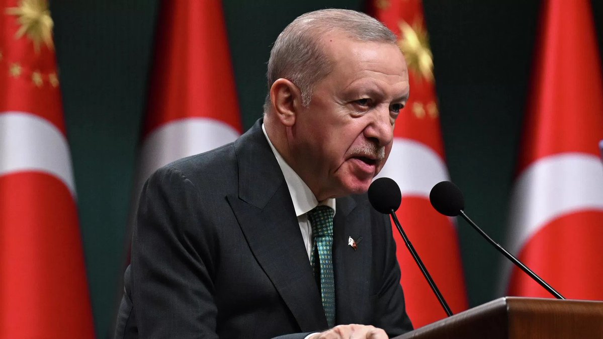 DeSeteneya's tweet photo. Cumhurbaşkanı Erdoğan;

"Uzayda tarihi başarıya imza attık."

#DipteyizSondayızAçız https://t.co/W9r85LaInB
