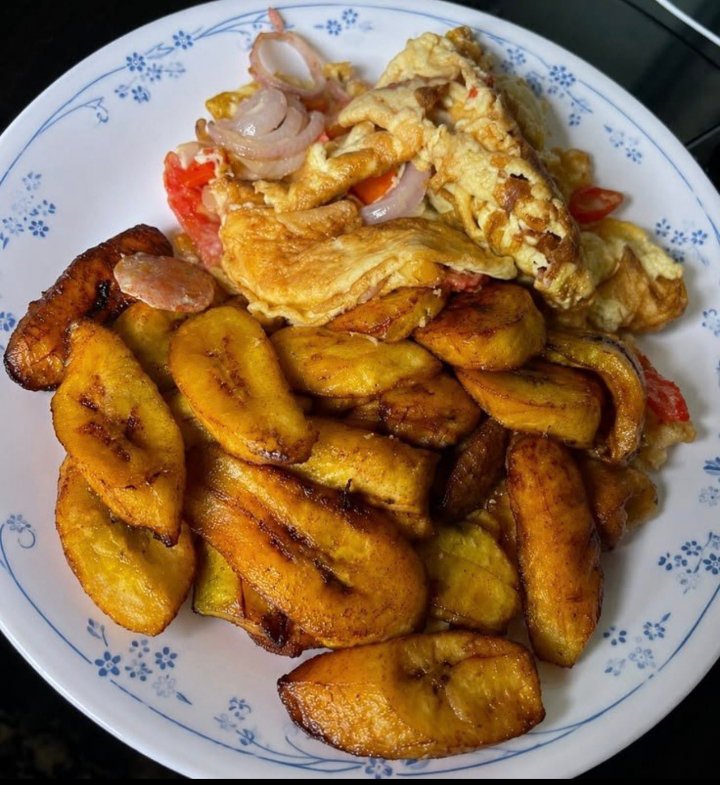 krisodogwu's tweet photo. @ChrisOdogwu 
Balanced diet:
Protein, carbohydrate, fats &amp; oil, minerals 
A touch of Nigeria and foreign meal. https://t.co/SU3g7KE7Ac