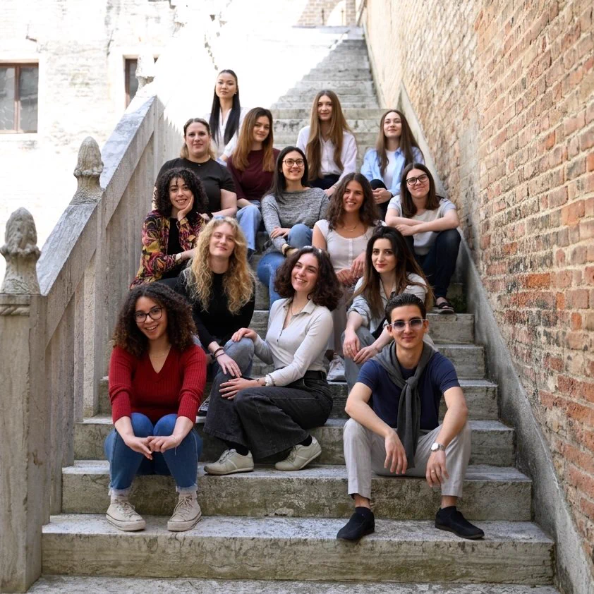 Studenti e studentesse sulla scala in campiello Squellini, Ca' Foscari